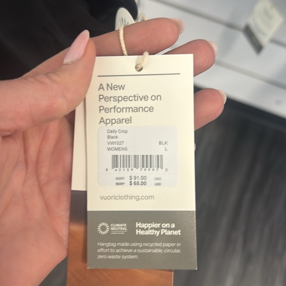 Vuori Daily Crop-black-NWT - Picture 6 of 6